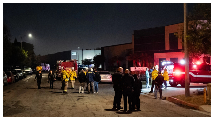 Los servicios de emergencia trabajan juntos para identificar la causa de un accidente aéreo en Fullerton, California, el 2 de enero de 2025. (John Fredricks/The Epoch Times)