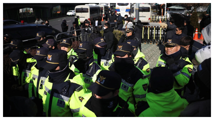 Agentes de policía montan guardia mientras los partidarios de Yoon se reúnen frente a la residencia oficial del presidente destituido de Corea del Sur, Yoon Suk Yeol, en Seúl, Corea del Sur, el 2 de enero de 2025. (Kim Hong-Ji/Reuters)