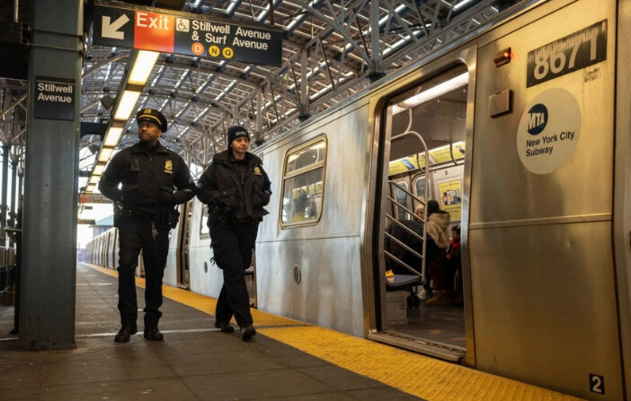 Hombre empujado a vías del metro en NY se recupera y sospechoso es acusado de intento de asesinato