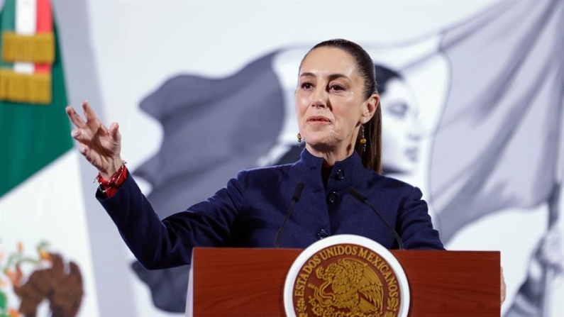 La presidenta de México, Claudia Sheinbaum, habla durante una rueda de prensa el 3 de enero de 2024, en el Palacio Nacional, en Ciudad de México (México). EFE/Sáshenka Gutiérrez