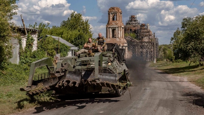 Militares ucranianos operan un vehículo militar blindado en una carretera cerca de la frontera con Rusia, en la región de Sumy, Ucrania, el 14 de agosto de 2024. (Roman Pilipey/AFP vía Getty Images)