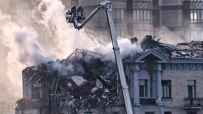 Bomberos trabajan en un edificio dañado durante un ataque ruso con drones en el centro de Kiev, el 1 de enero de 2025. (Yan Dobronosov/Reuters)