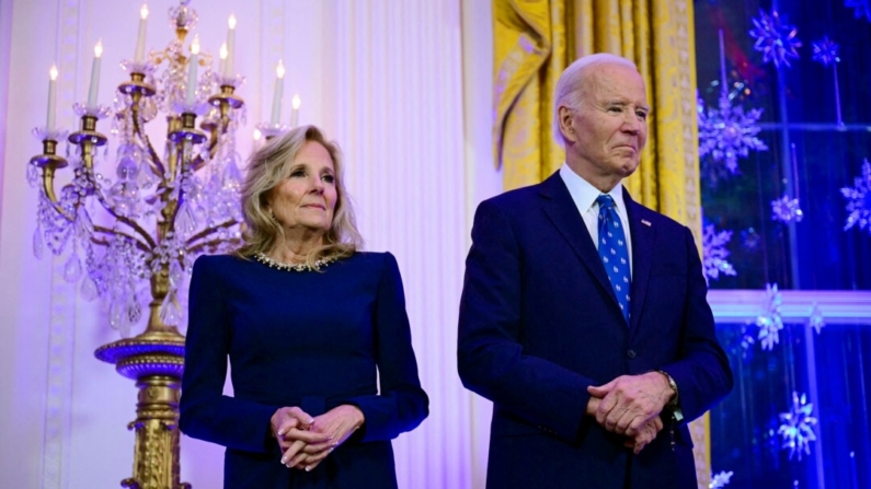 El presidente Joe Biden y la primera dama Jill Biden en la Sala Este de la Casa Blanca el 16 de diciembre de 2024. (Jim Watson/AFP vía Getty Images)
