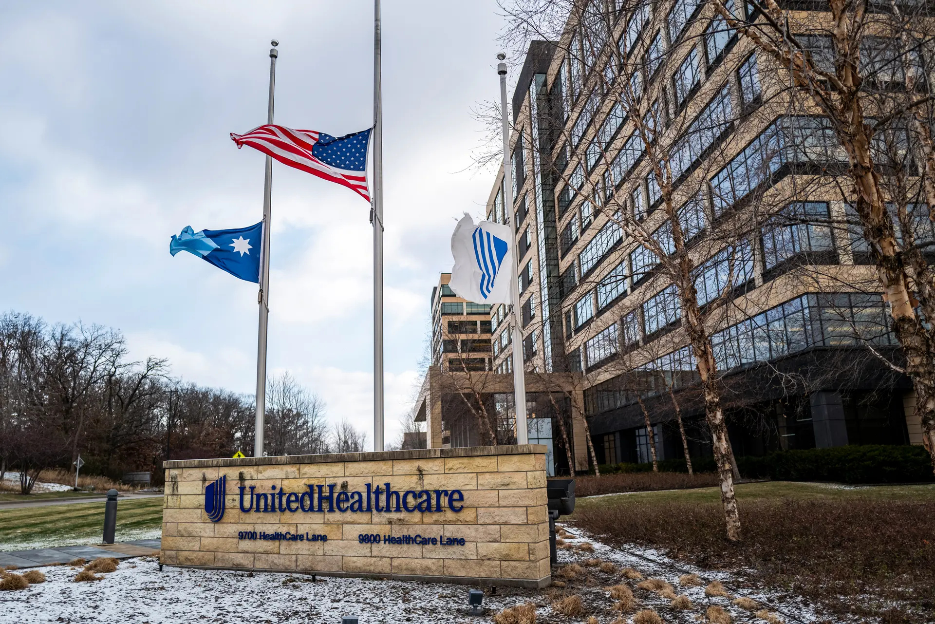 Banderas ondean a media asta fuera de la sede corporativa de United Healthcare en Minnetonka, Minnesota, el 4 de diciembre de 2024. (Stephen Maturen/Getty Images)