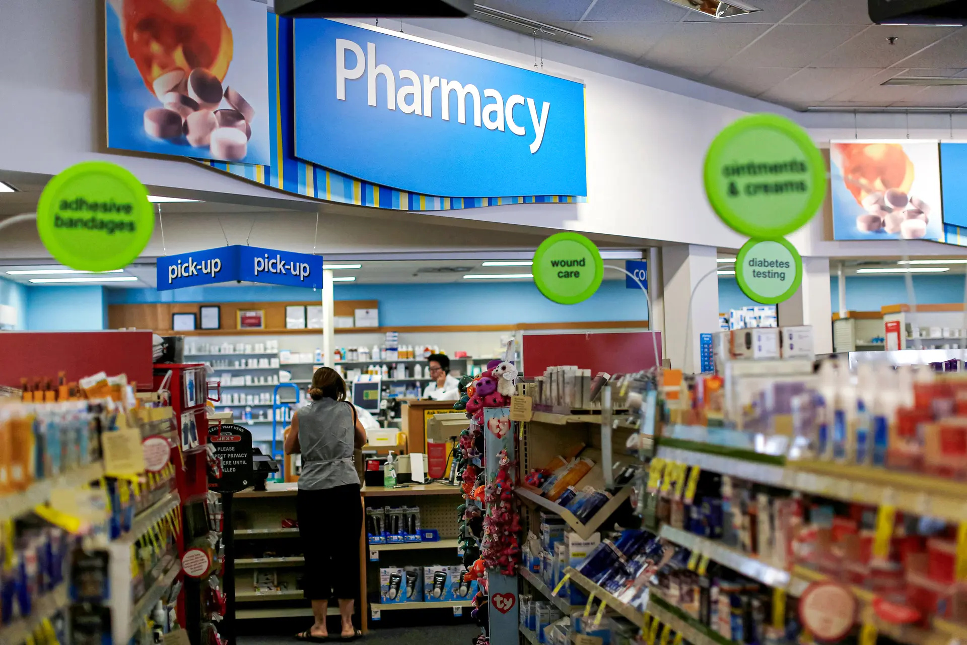 Un cliente espera en el mostrador de una tienda CVS Pharmacy en Pasadena, California, el 2 de mayo de 2016. (Mario Anzuoni/Reuters)