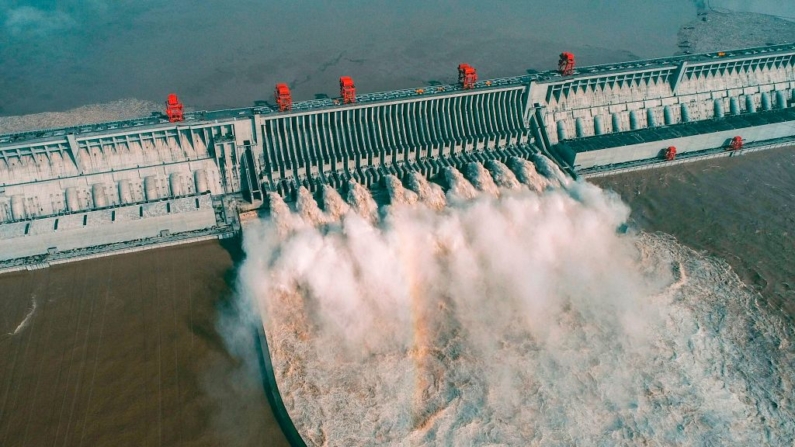 Esta fotografía aérea tomada el 23 de agosto de 2020 muestra el agua que se libera desde la presa de las Tres Gargantas, un gigantesco proyecto hidroeléctrico en el río Yangtze, en Yichang, provincia de Hubei, en el centro de China. (STR/AFP vía Getty Images)
