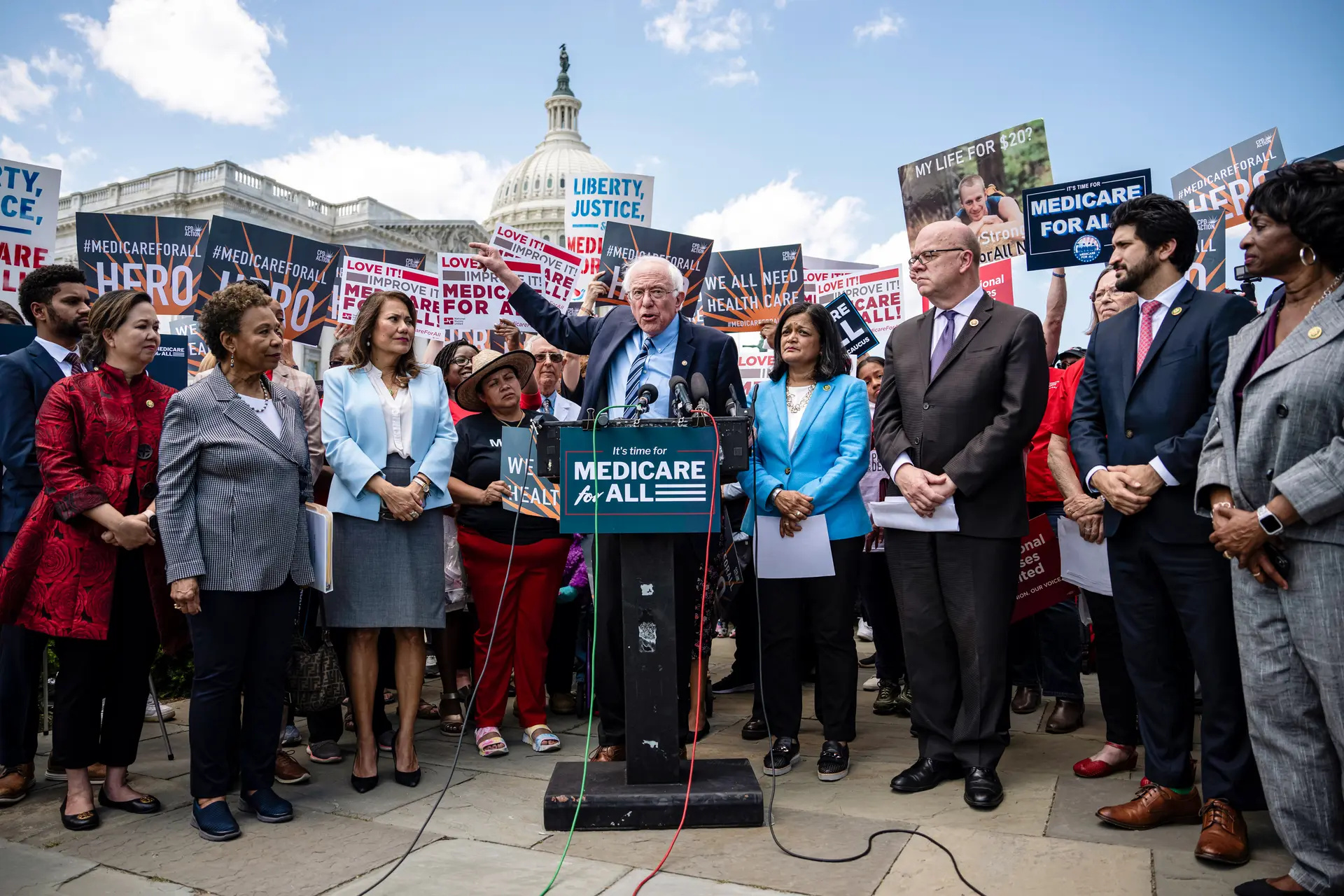 El senador Bernie Sanders (I-Vt.) habla durante una rueda de prensa con los demócratas de la Cámara de Representantes para anunciar la reintroducción de la Ley de Medicare para Todos de 2023, frente al Capitolio de EE. UU. el 17 de mayo de 2023. (Drew Angerer/Getty Images)