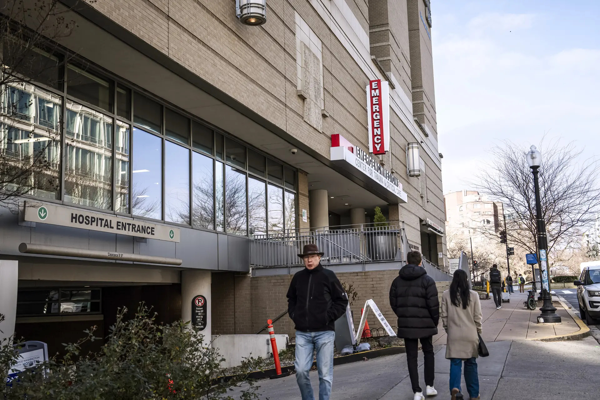 Un grupo de personas pasa por delante de un hospital de Washington el 2 de enero de 2025. (Madalina Vasiliu/The Epoch Times)