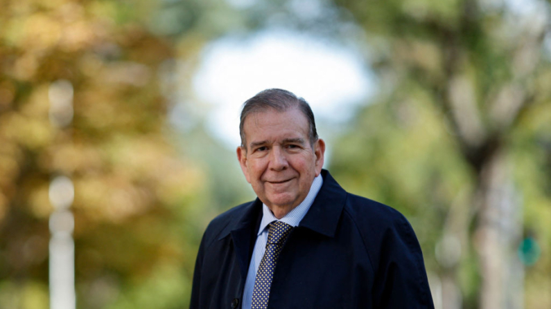 El candidato presidencial opositor venezolano Edmundo González Urrutia posa para una fotografía en una calle de Madrid (España) el 20 de noviembre de 2024. (Oscar Del Pozo/AFP vía Getty Images)