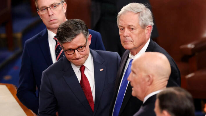 El congresista Mike Johnson (R-La.) (I) habla con el congresista Ralph Norman (R-S.C.) (C) y el congresista Keith Self (R-Texas) mientras la Cámara vota por el Presidente de la Cámara en el primer día del 119 Congreso en la Cámara de Representantes del Capitolio de EE.UU. el 3 de enero de 2025. (Win McNamee/Getty Images)
