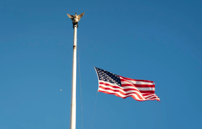 La bandera estadounidense es bajada a media asta en Washington el 2 de enero de 2025, tras la muerte del expresidente Jimmy Carter. (Madalina Vasiliu/The Epoch Times)
