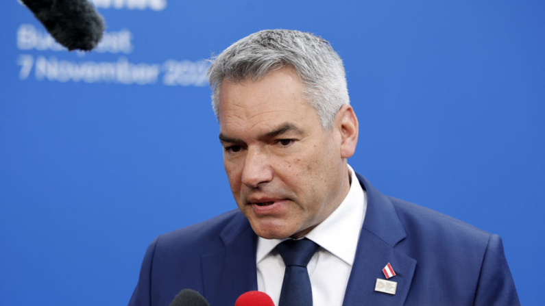 El canciller de Austria, Karl Nehammer, responde a las preguntas de los periodistas a su llegada a la Cumbre de la Comunidad Política Europea en Budapest, el 7 de noviembre de 2024. (Ludovic Marin/AFP vía Getty Images)