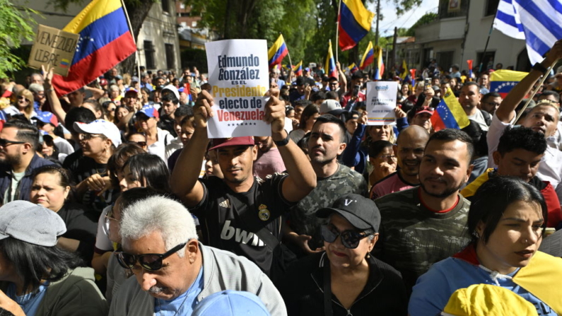 Los venezolanos en Uruguay se reúnen en apoyo del líder opositor venezolano Edmundo González Urrutia afuera de la residencia presidencial de Suárez y Reyes en Montevideo el 4 de enero de 2025. (Santiago Mazzarovich/AFP vía Getty Images)