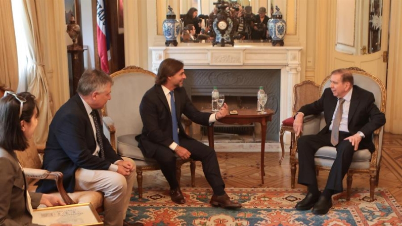 Fotografía de la visita del líder opositor venezolano Edmundo González Urrutia (d) el 4 de enero de 2024 en Montevideo (Uruguay). EFE/ Gastón Britos