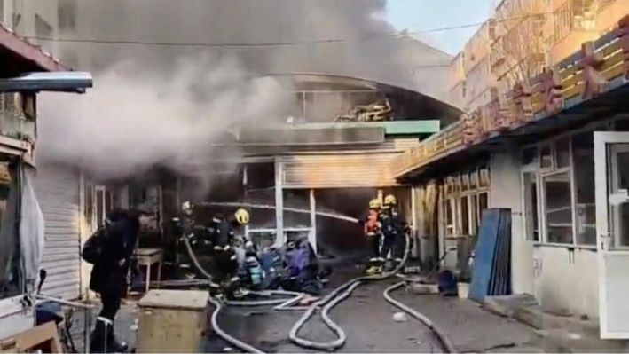 Los bomberos trabajan en un lugar después de un incendio en un mercado de verduras en Zhangjiakou, Hebei, China, el 4 de enero de 2025, en una imagen de un video. (Redes sociales vía Reuters)