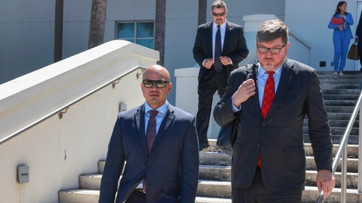 Walt Nauta (izq.), asistente del expresidente estadounidense Donald Trump, camina con su abogado Stanley Woodward (der.) al salir del Palacio de Justicia de Fort Pierce, Florida, el 22 de mayo de 2024. (Joe Raedle/Getty Images)