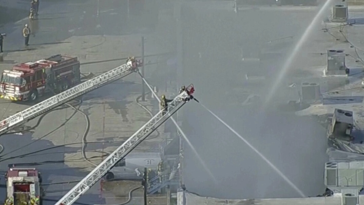 Bomberos rocían agua en el centro comercial Plaza Latina, en Dallas, Texas, el 3 de enero de 2025. (KDFW FOX 4 vía AP)