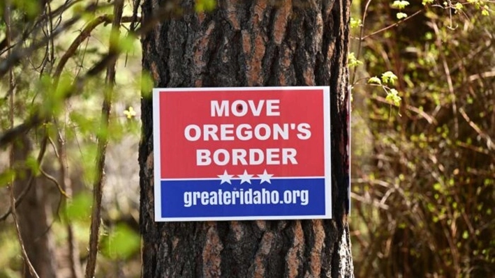 Un cartel del movimiento Greater Idaho se exhibe en Joseph, Oregon, el 12 de mayo de 2023. (Robyn Beck/AFP vía Getty Images)