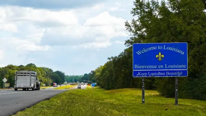 Cartel de bienvenida a Luisiana en la frontera estatal de Texas a Luisiana en la autopista I-20, en esta foto de archivo. Mensaje también está en francés «Bienvenue en Louisiane». (Getty Images)