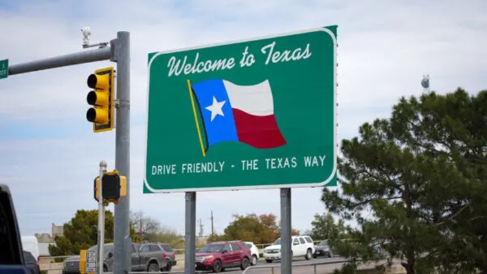 Un cartel de «Bienvenido a Texas» cerca del puerto de entrada entre Estados Unidos y México en Eagle Pass, Texas, el 29 de febrero de 2024. (Charlotte Cuthbertson/The Epoch Times)