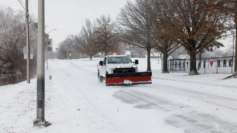 Un camión del condado con una quitanieves circula por una carretera en Shawnee, Kansas, el 5 de enero de 2025. (Chase Castor/Getty Images).