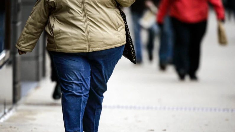 Una mujer camina por la Avenida Michigan en Chicago el 19 de octubre de 2006. Jeff Haynes/AFP a través de Getty Images.





