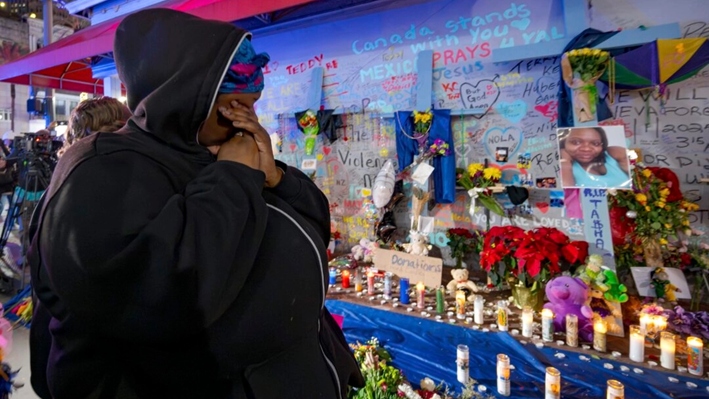 Courtney Polk, prima de Tasha Polk, quien murió en el ataque del día de Año Nuevo, reacciona en un homenaje en Bourbon Street y Canal Street en Nueva Orleans, el 4 de enero de 2025. (Matthew Hinton/AP Photo)