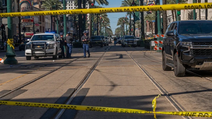 El Barrio Francés, cerca de Bourbon Street, está bloqueado a última hora de la mañana con una fuerte presencia policial y del FBI tras un atentado terrorista a primera hora de la mañana en Nueva Orleans, el 1 de enero de 2025. (Emily Kask/AFP vía Getty Images)