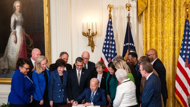 El presidente de EE. UU., Joe Biden, firma la Ley de Justicia del Seguro Social durante un evento en el Salón Este de la Casa Blanca el 5 de enero de 2025. Kent Nishimura/Getty Images





