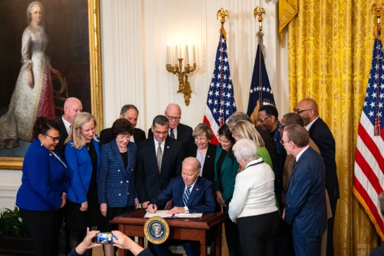 Biden firma ley para aumentar los beneficios del Seguro Social para millones de estadounidenses