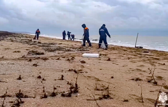 Rescatistas trabajan para limpiar toneladas de fueloil que se derramaron de dos petroleros afectados por una tormenta hace más de dos semanas en el estrecho de Kerch, en la región meridional rusa de Krasnodar, en una foto publicada el 4 de enero de 2025. (Servicio de Prensa del Ministerio de Emergencias ruso vía AP).