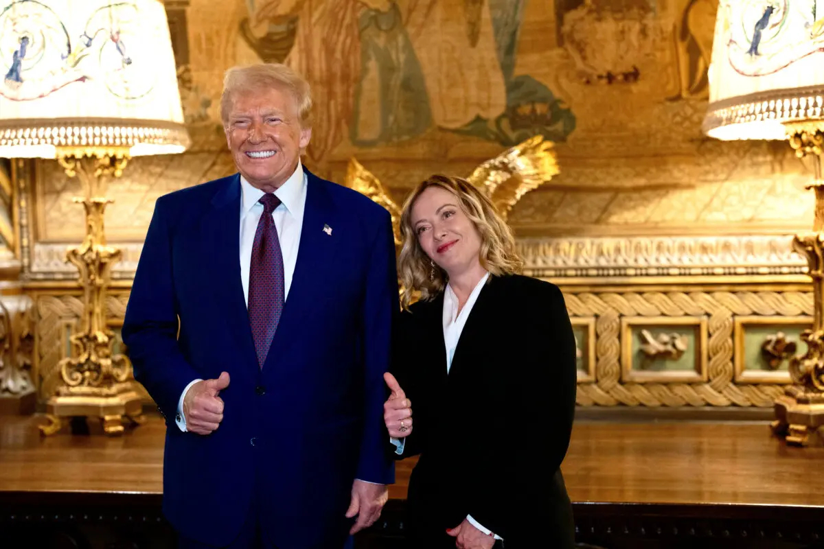 El presidente electo de Estados Unidos, Donald Trump (i), se reúne con la primera ministra italiana, Giorgia Meloni, en Mar-a-Lago, Palm Beach, Florida, el 4 de enero de 2025. (Gobierno italiano/Handout via Reuters)