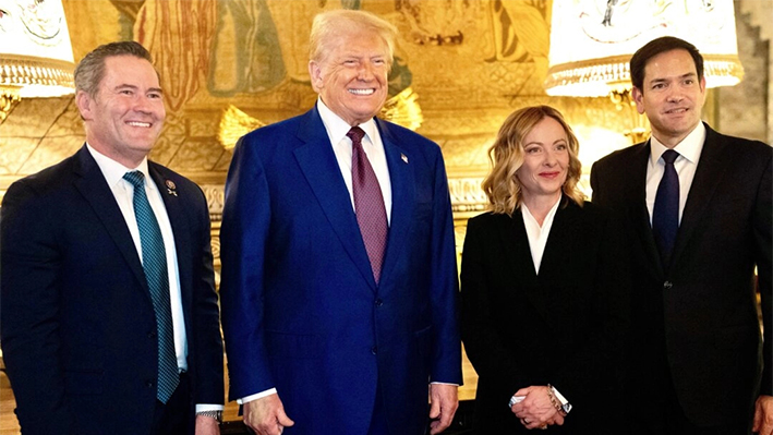 La primera ministra italiana, Giorgia Meloni, se reúne con el presidente electo de Estados Unidos, Donald Trump, acompañada por el senador Marco Rubio (R-Fla.) y el representante Michael Waltz (R-Fla.) en Mar-a-Lago en Palm Beach, Florida, el 4 de enero de 2025. (Gobierno italiano/Handout via Reuters)