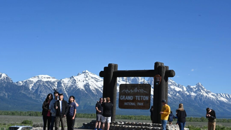 Turistas toman fotos en el Parque Nacional Grand Teton, en Wyo, el 13 de junio de 2019. (Daniel Slim/AFP vía Getty Images)