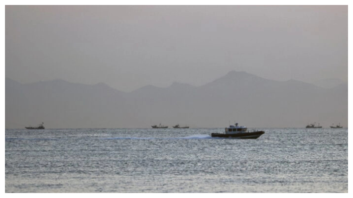 Un barco de la guardia costera de Taiwán viaja fuera de la costa de China, en las aguas frente a la isla de Nangan del archipiélago de Matsu en Taiwán el 16 de agosto de 2022. (Ann Wang /Reuters)