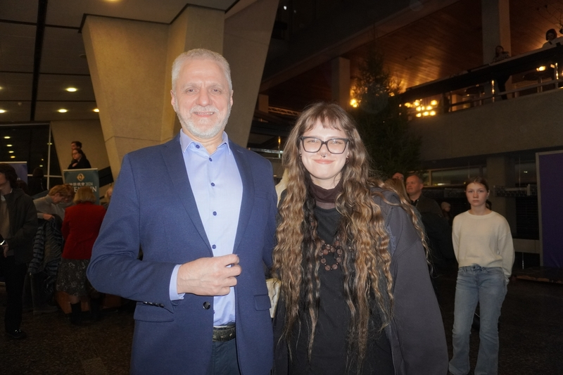 Juris Birznieks y su hija Heidija Birzniece disfrutaron del espectáculo nocturno de Shen Yun en el Teatro Daile de Riga, Letonia, el 5 de enero de 2025. (Mary Man/The Epoch Times)