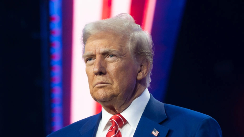 El presidente electo Donald Trump observa durante el AmericaFest de Turning Point USA en el Centro de Convenciones de Phoenix el 22 de diciembre de 2024. (Rebecca Noble/Getty Images)