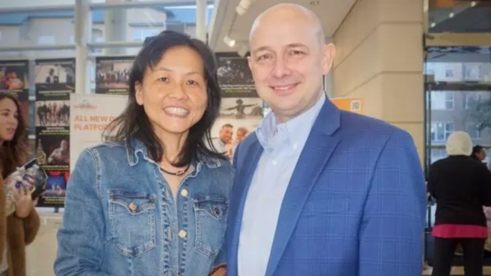 Daniel Mantle y su esposa en el espectáculo de Shen Yun Performing Arts en el Eisemann Center, el 5 de enero de 2025. (Yeawen Hung/The Epoch Times)