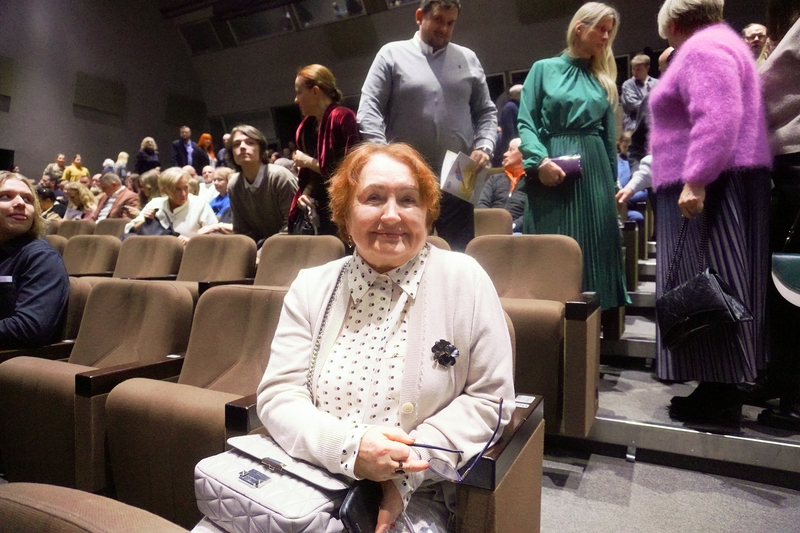 Larisa Polosuhina disfrutó del espectáculo nocturno de Shen Yun en el Teatro Daile de Riga (Letonia) el 5 de enero de 2025. (Mary Man/The Epoch Times)