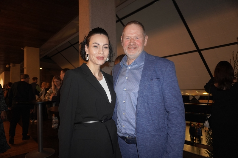 La ex Miss Letonia Dina Kolondarova y Raimonds Ozols disfrutaron del espectáculo nocturno de Shen Yun en el Teatro Daile de Riga, Letonia, el 5 de enero de 2025. (Mary Man/The Epoch Times)