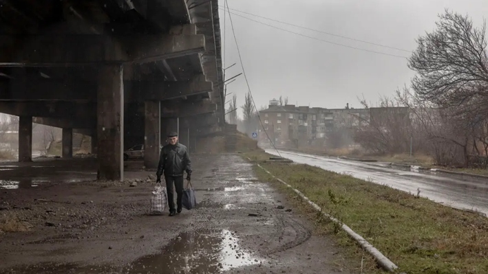 Un residente local camina por la calle en la asediada ciudad de Pokrovsk, el 11 de diciembre de 2024. (Roman Pilipey/AFP vía Getty Images)