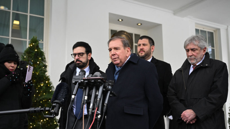 El líder de la oposición venezolana, Edmundo González Urrutia, habla después de reunirse con el presidente estadounidense Joe Biden, afuera del Ala Oeste de la Casa Blanca el 6 de enero de 2025, en Washington, DC. (Mandel Ngan/AFP vía Getty Images)