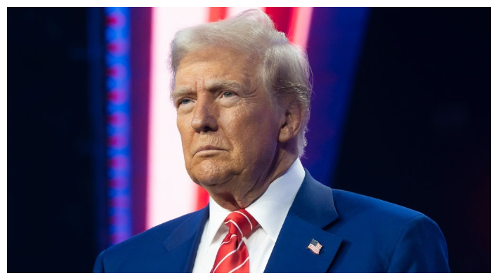 El presidente electo Donald Trump observa durante el AmericaFest de Turning Point USA en el Centro de Convenciones de Phoenix el 22 de diciembre de 2024. (Rebecca Noble/Getty Images)