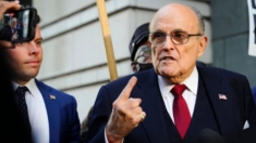 Declaran a Rudy Giuliani culpable de desacato en caso de difamación en curso