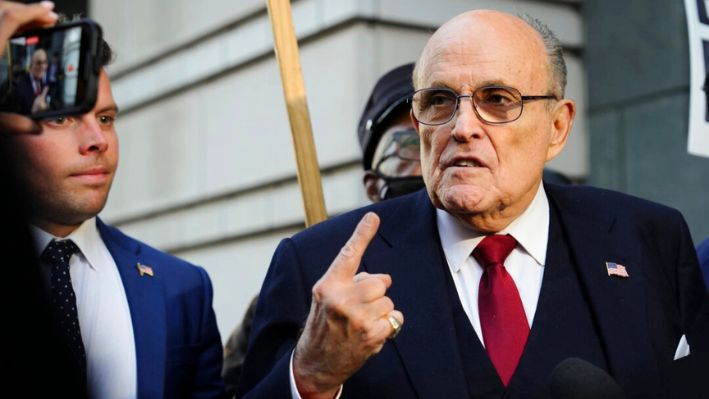 Rudy Giuliani sale del juzgado de distrito de EE. UU. E. Barrett Prettyman después de la deliberación del jurado en Washington, el 15 de diciembre de 2023. (Madalina Vasiliu/The Epoch Times)