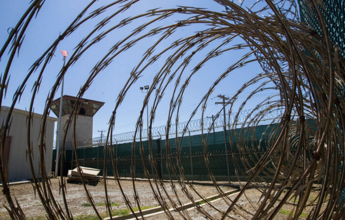 La torre de control se ve a través del alambre de púas dentro del centro de detención Camp VI en la Base Naval de la Bahía de Guantánamo, Cuba, el 17 de abril de 2019. (Alex Brandon/Foto AP).