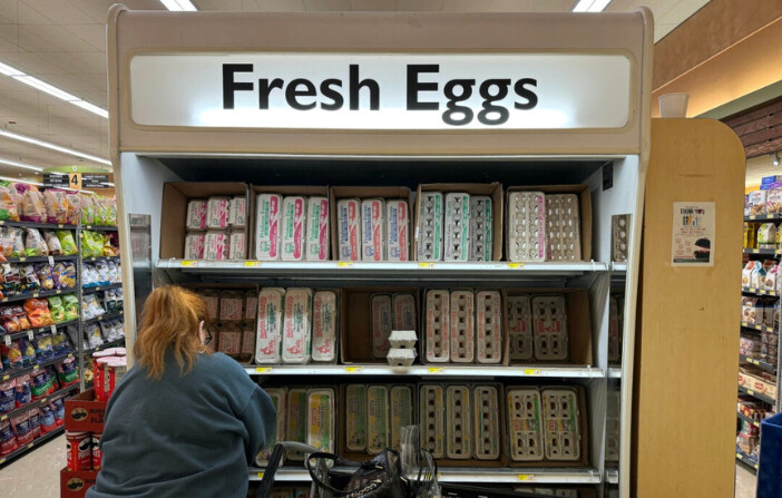 Un cliente compra huevos en una tienda de comestibles en San Rafael, California, el 25 de septiembre de 2024. (Justin Sullivan/Getty Images).