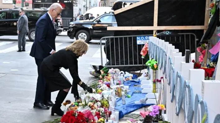 El presidente Joe Biden y la primera dama Jill Biden depositan flores mientras presentan sus respetos a las víctimas del atentado del 1 de enero en un monumento improvisado en la calle Bourbon, de Nueva Orleans, Luisiana, el 6 de enero de 2025. (Roberto Schmidt/AFP)