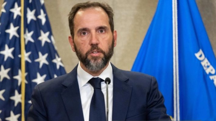 El abogado especial Jack Smith habla con la prensa en el edificio del Departamento de Justicia en Washington, el 1 de agosto de 2023. (Saul Loeb/AFP vía Getty Images)