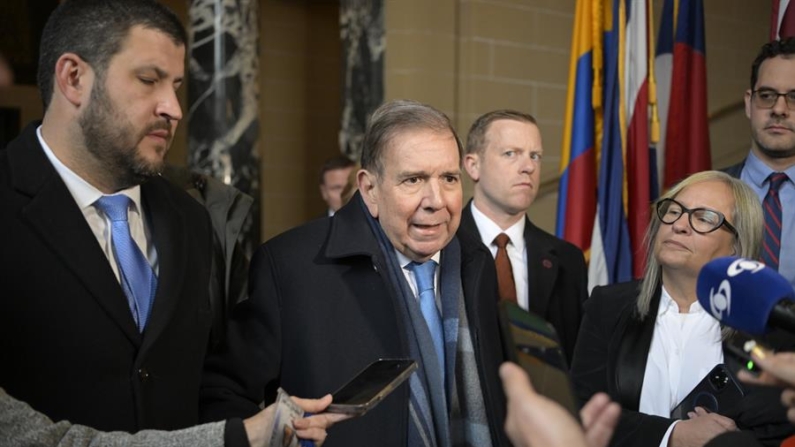 El líder opositor venezolano Edmundo González Urrutia (c) da declaraciones luego de una reunión privada con el secretario de la OEA Luis Almagro el 6 de enero de 2024, en el edificio principal de la organización en Washington DC (EE. UU.). EFE/ Lenin Nolly